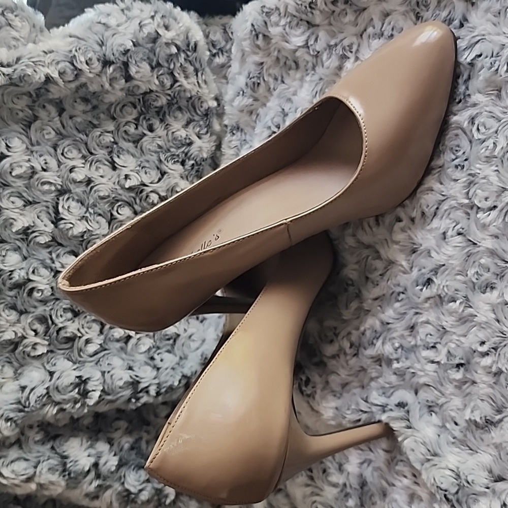 Nude Pumps